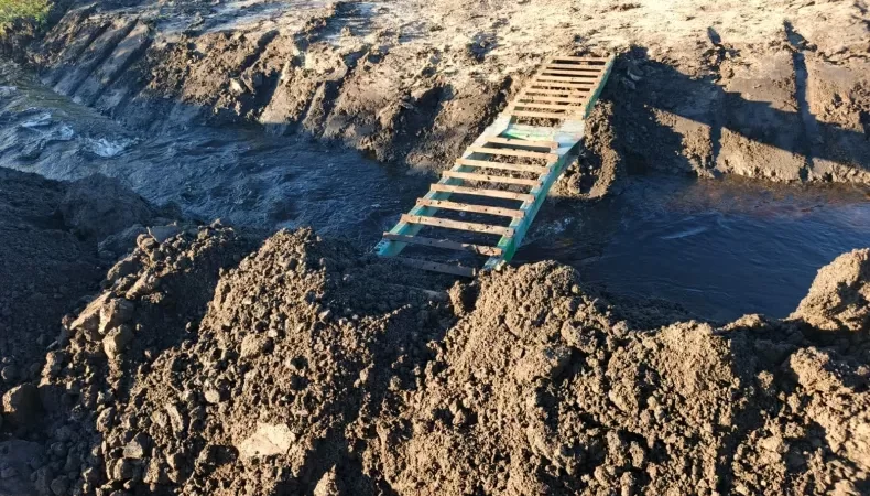 Denuncian que productores cortaron la RP13 para escurrir el agua de sus campos