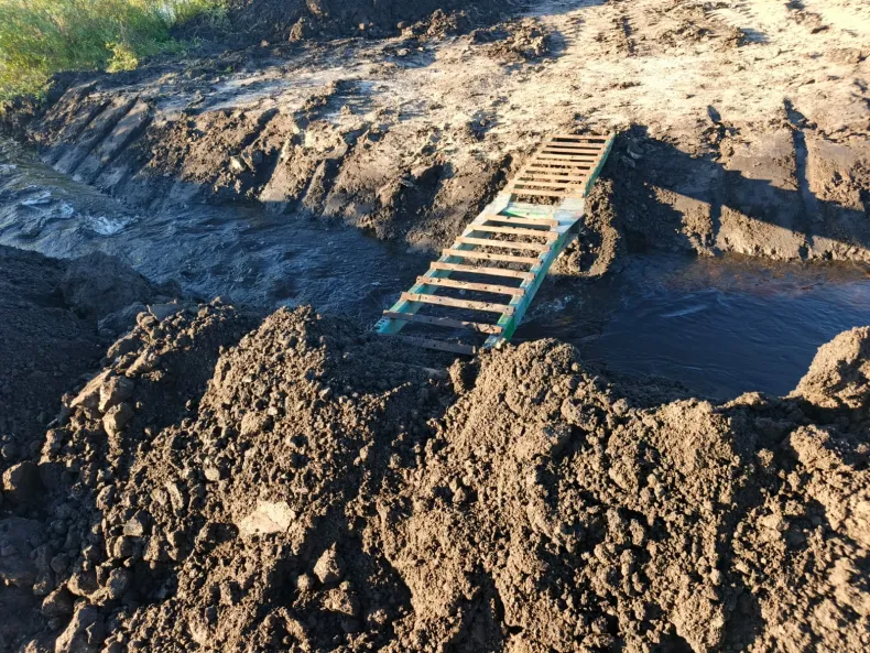 Denuncian que productores cortaron la RP13 para escurrir el agua de sus campos