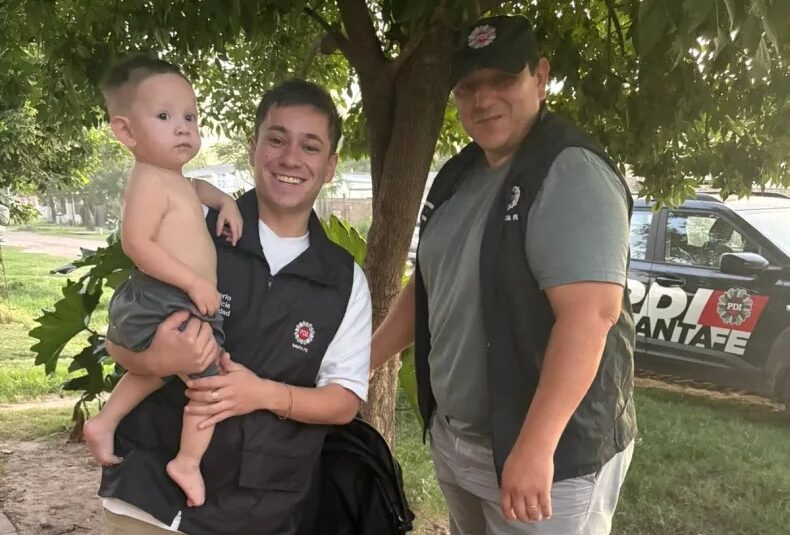 Dos policías le salvaron la vida a un bebé en Reconquista ¿Qué dijeron los familiares?