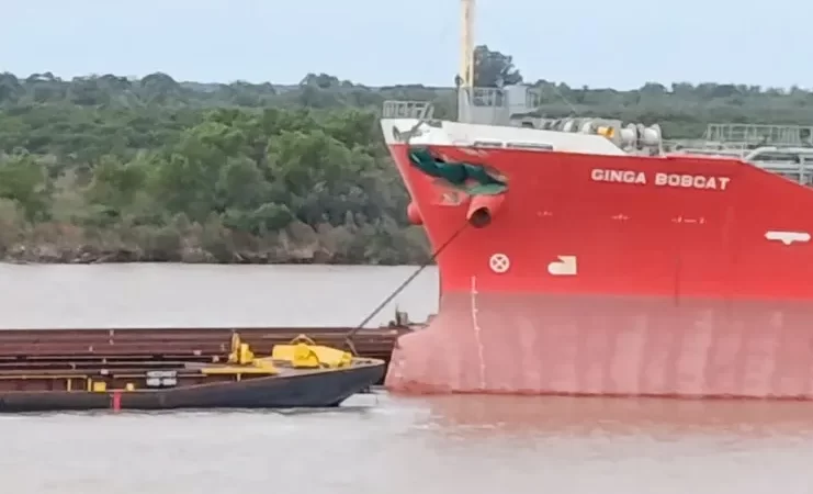 Choque de embarcaciones frente en el Paraná: barcazas impactan contra un buque