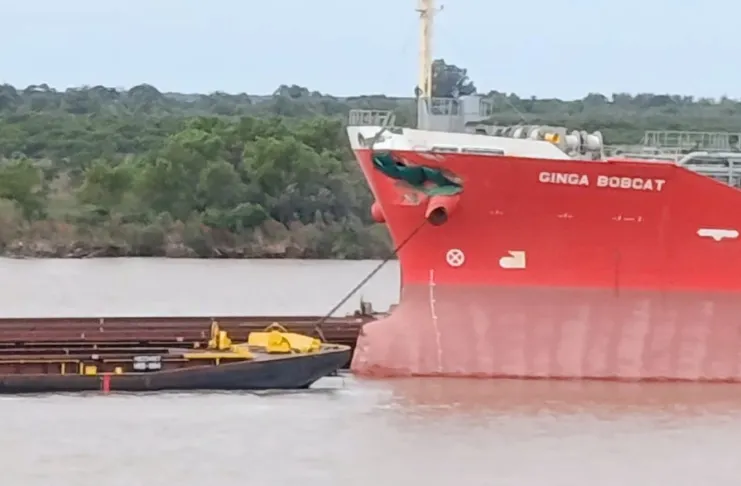 Choque de embarcaciones frente en el Paraná: barcazas impactan contra un buque