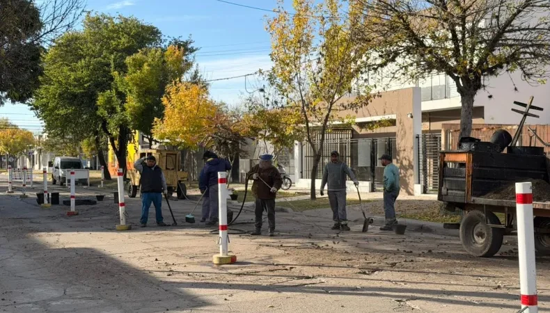 Avellaneda avanza con obras de bacheo sobre Calle 5 entre 10 y 12