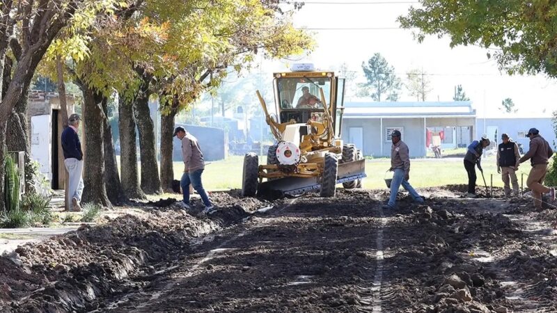 Lanteri comenzó los trabajos para construir cordón cuneta en el barrio 32 Viviendas