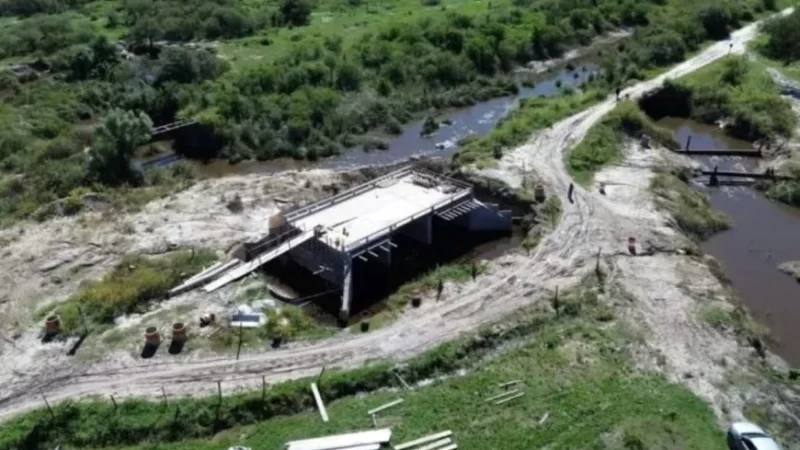 Finalizan el puente de hormigón que une la ciudad de Vera con Caraguatay