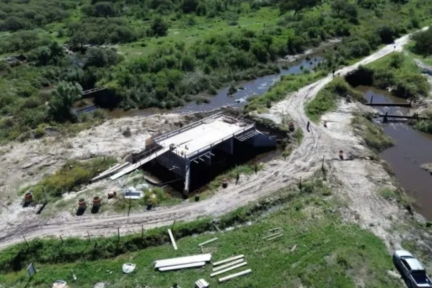 Finalizan el puente de hormigón que une la ciudad de Vera con Caraguatay