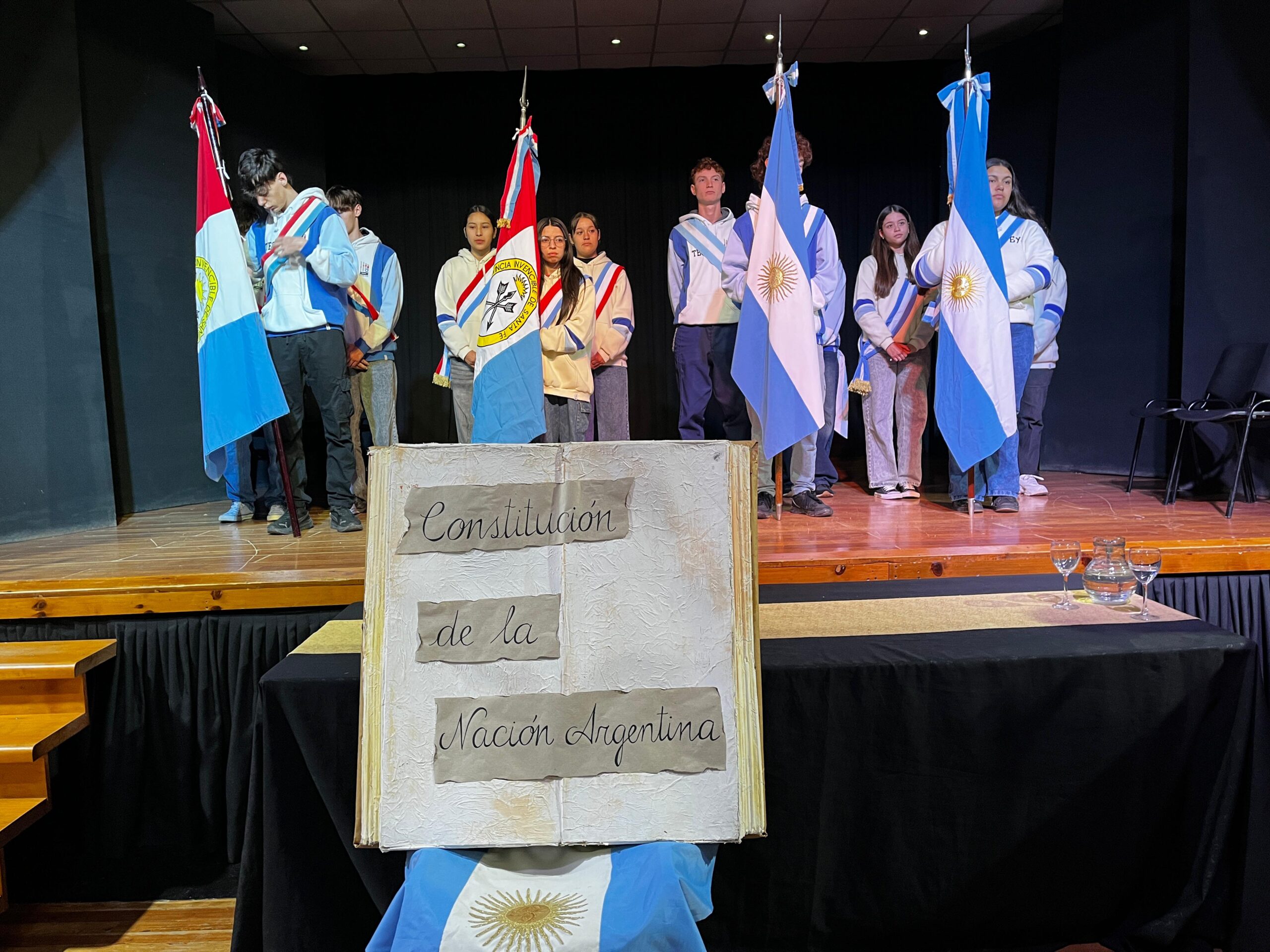 Estudiantes de tercer año prometieron lealtad a la Constitución Nacional en Romang