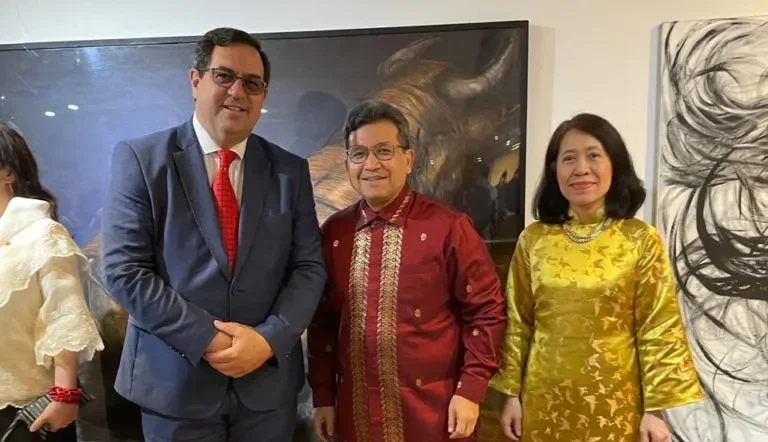 Vallejos viaja a China para gestionar una central a gas que permitiría cubrir la demanda energética