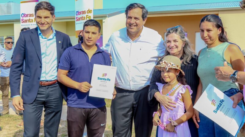Vallejos y Pullaro encabezaron la entrega de 57 viviendas en Barrio Belén de Reconquista