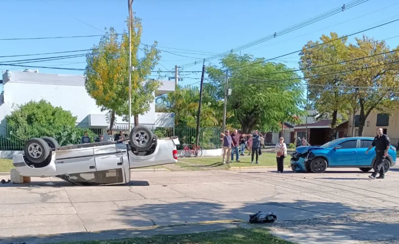 Las cámaras municipales de Avellaneda captaron el momento de un vuelvo en el centro