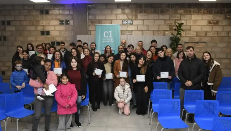 Más de 80 personas completaron capacitaciones en oficios digitales en Avellaneda