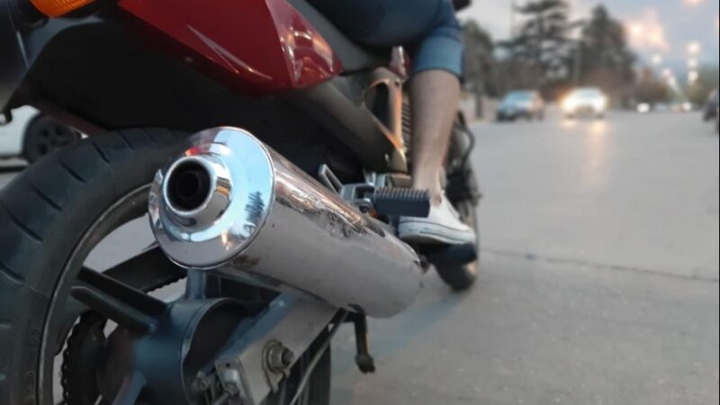 Reconquista y Avellaneda prohíben el uso de escapes libres en motos