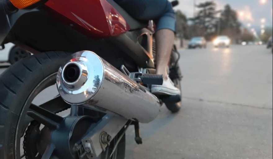 Reconquista y Avellaneda prohíben el uso de escapes libres en motos