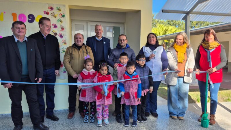 Nicanor Molinas celebra una nueva aula para fortalecer la educación pública