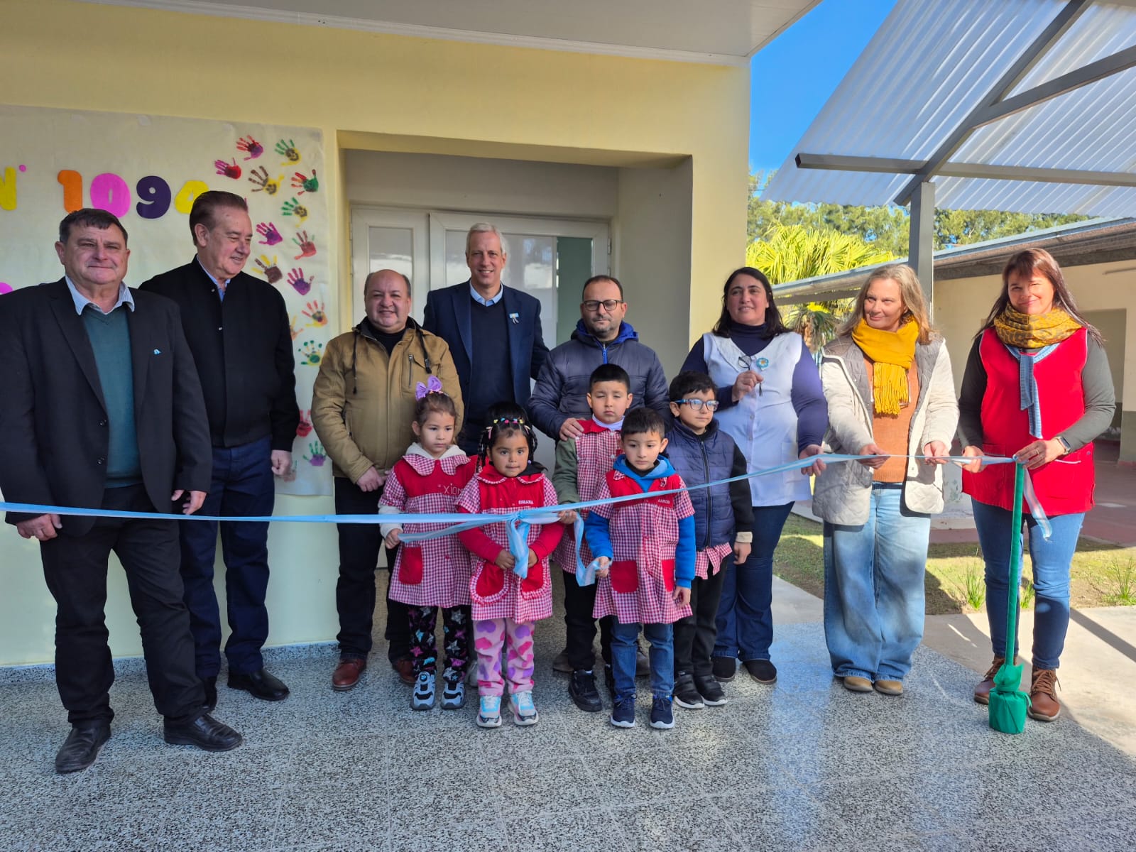 Nicanor Molinas celebra una nueva aula para fortalecer la educación pública