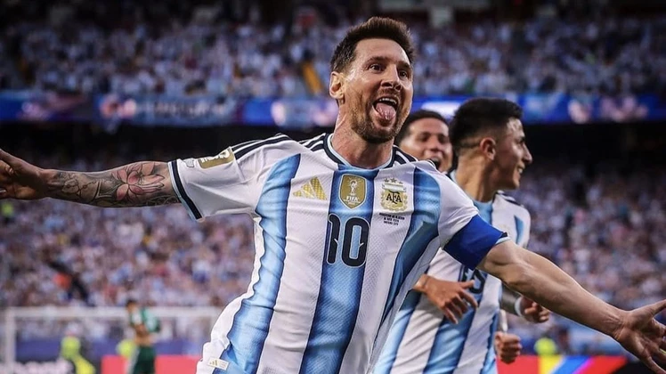 Con un hat-trick de Messi, Argentina goleó a Argelia y empezó con el pie derecho
