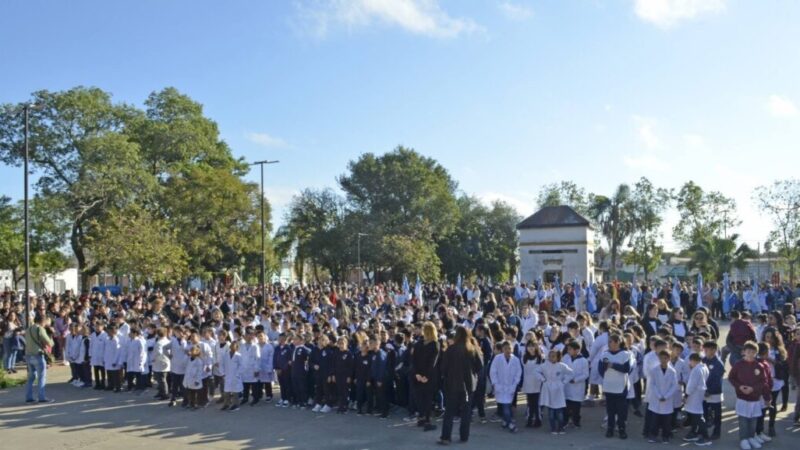 Este 20 de junio, más de 500 alumnos prometen lealtad a la Bandera en Vera