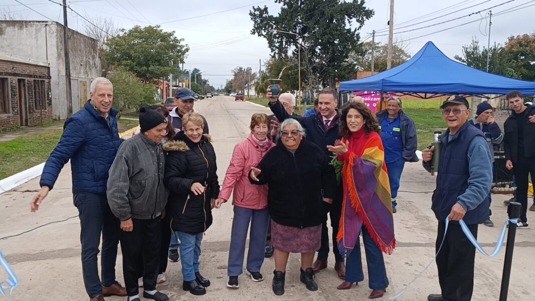Vera inauguró obras, entregó viviendas sociales y licitó un plan hídrico millonario