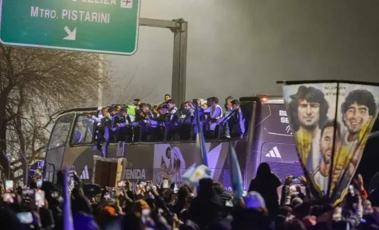 Una multitud recibió a la Selección Argentina en Ezeiza