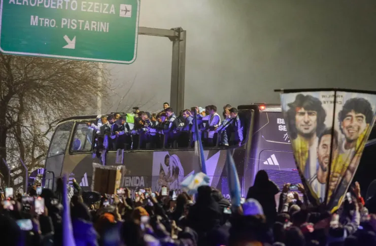 Una multitud recibió a la Selección Argentina en Ezeiza
