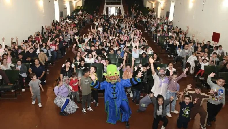 Las familias disfrutaron del grupo La Gorda Azul en el Teatro Máximo Vicentín