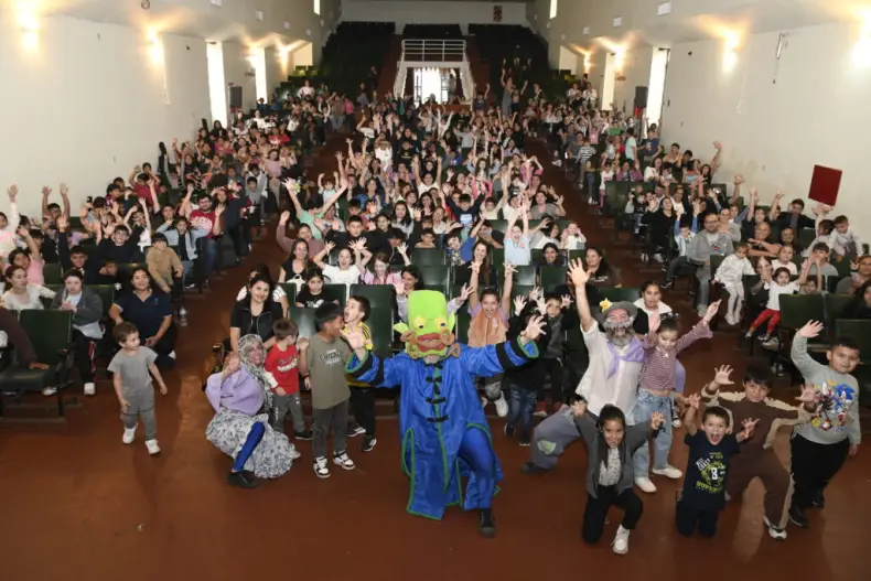 Las familias disfrutaron del grupo La Gorda Azul en el Teatro Máximo Vicentín