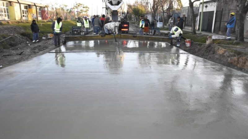 Avellaneda avanza con nuevas cuadras de pavimento en barrio Belgrano