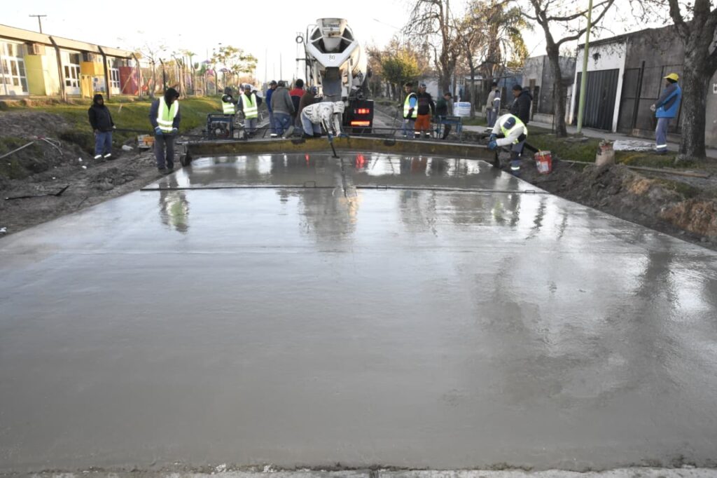 Avellaneda avanza con nuevas cuadras de pavimento en barrio Belgrano