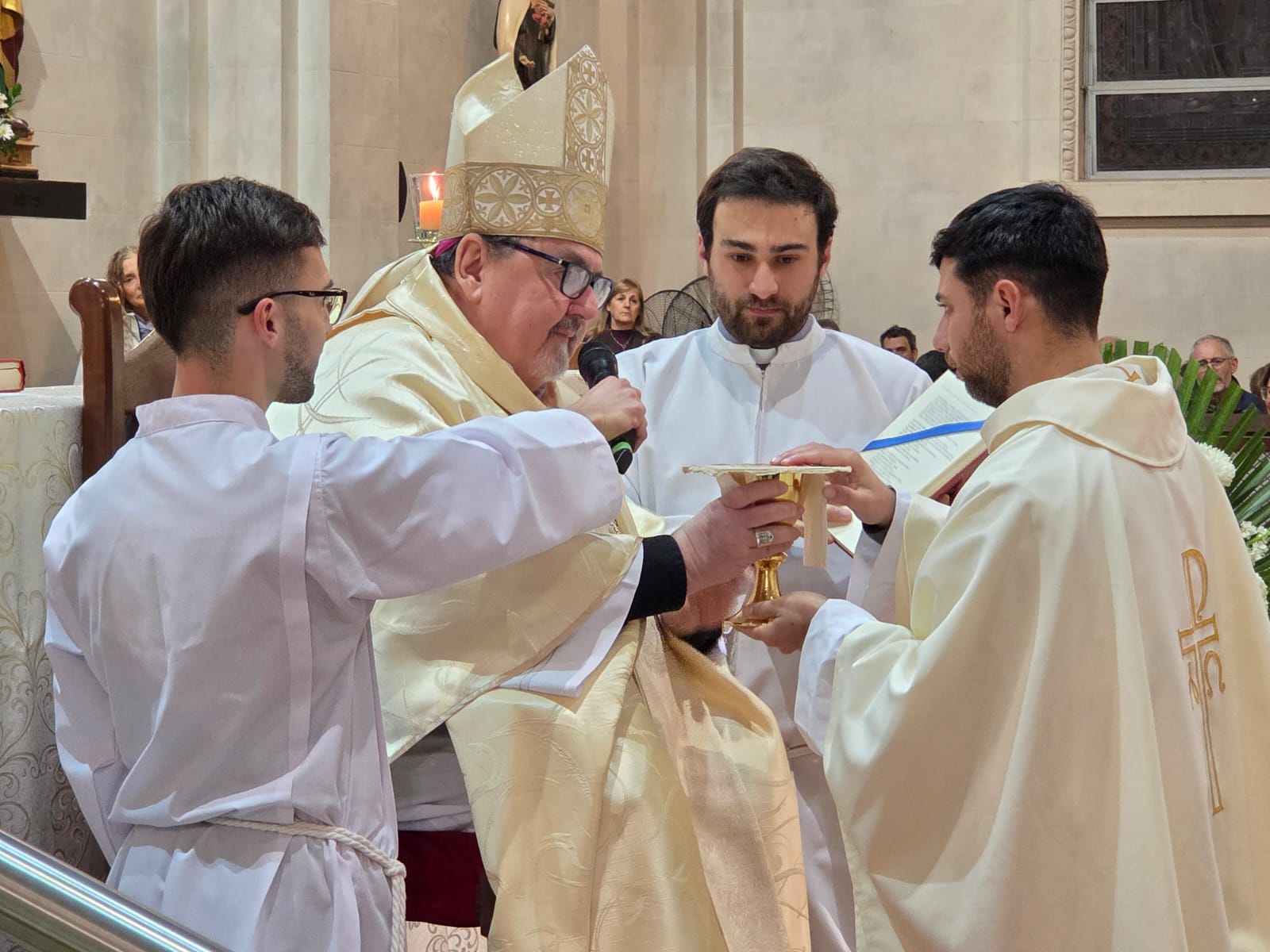 Celebraron la ordenación sacerdotal de David Herman en la Catedral metropolitana