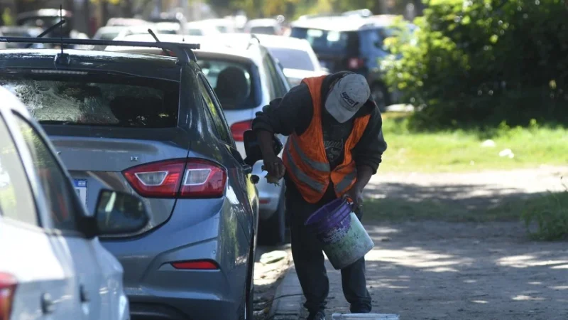 El Gobierno de Avellaneda prohibió la actividad de trapitos y limpiavidrios en las calles de la ciudad