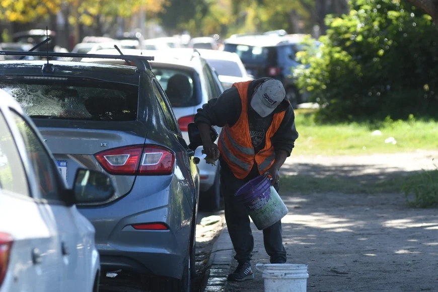 El Gobierno de Avellaneda prohibió la actividad de trapitos y limpiavidrios en las calles de la ciudad