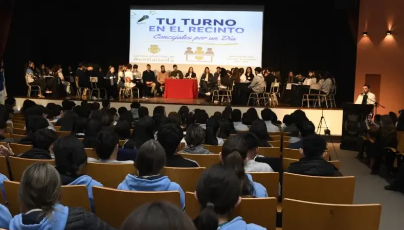 Estudiantes secundarios de ocho escuelas fueron «concejales por un día» en Avellaneda