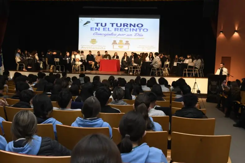 Estudiantes secundarios de ocho escuelas fueron «concejales por un día» en Avellaneda