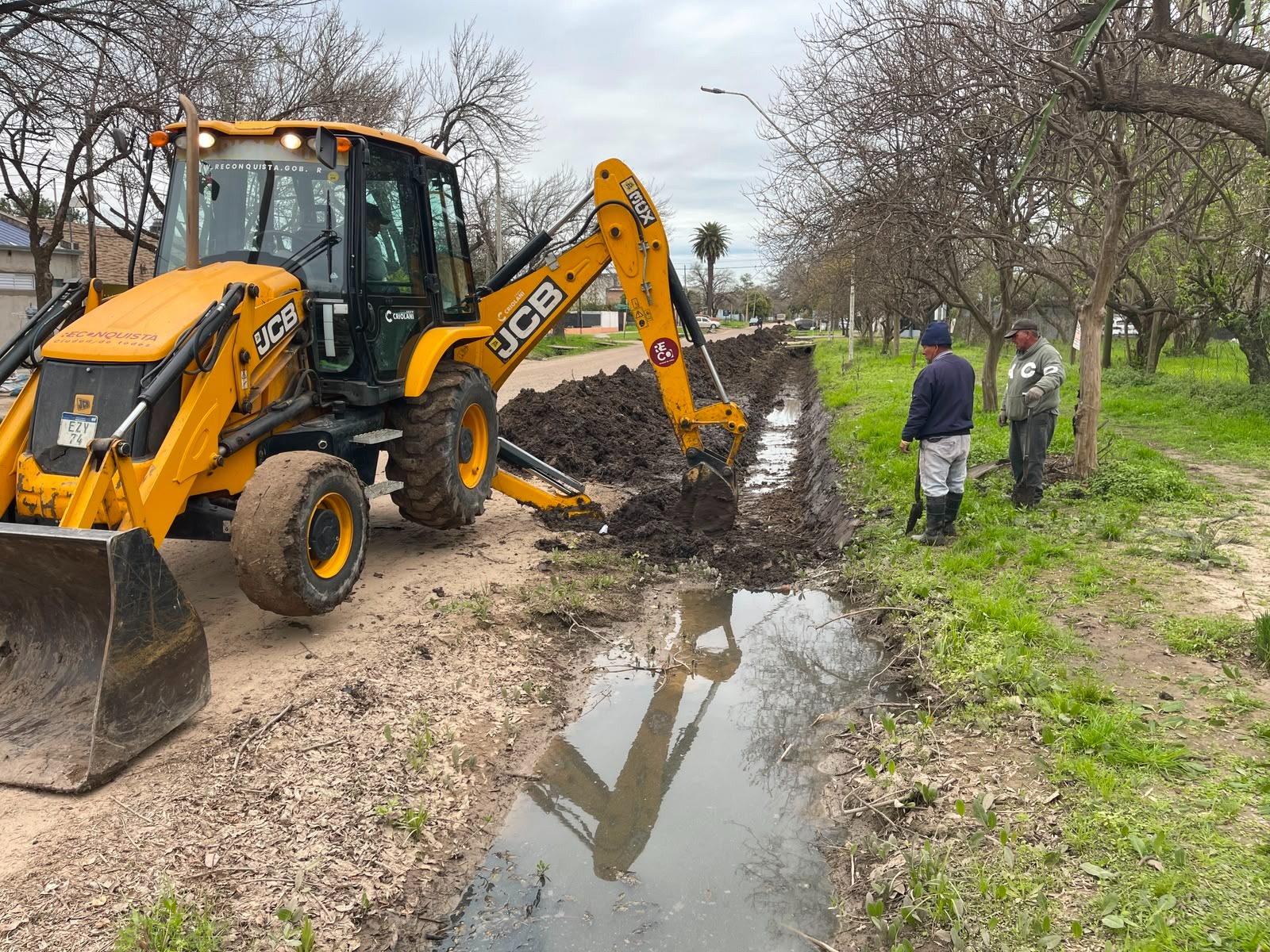 Reconquista avanza con obras de cuneteo para mejorar el drenaje del barrio Lanceros del Sauce