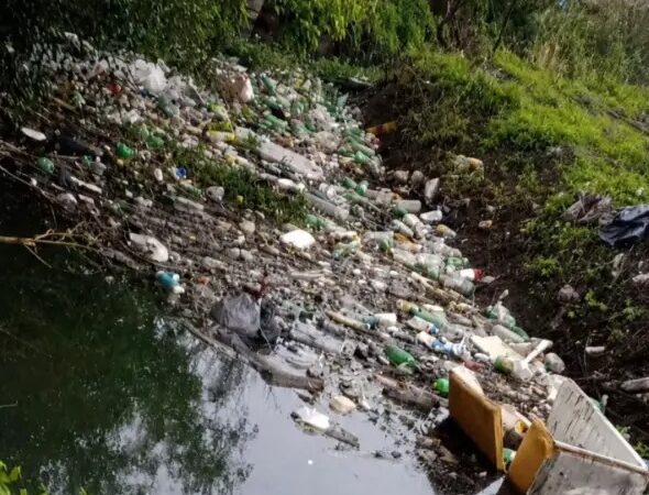 Machado alertó por la basura en los canales de Reconquista ante la llegada de El Niño