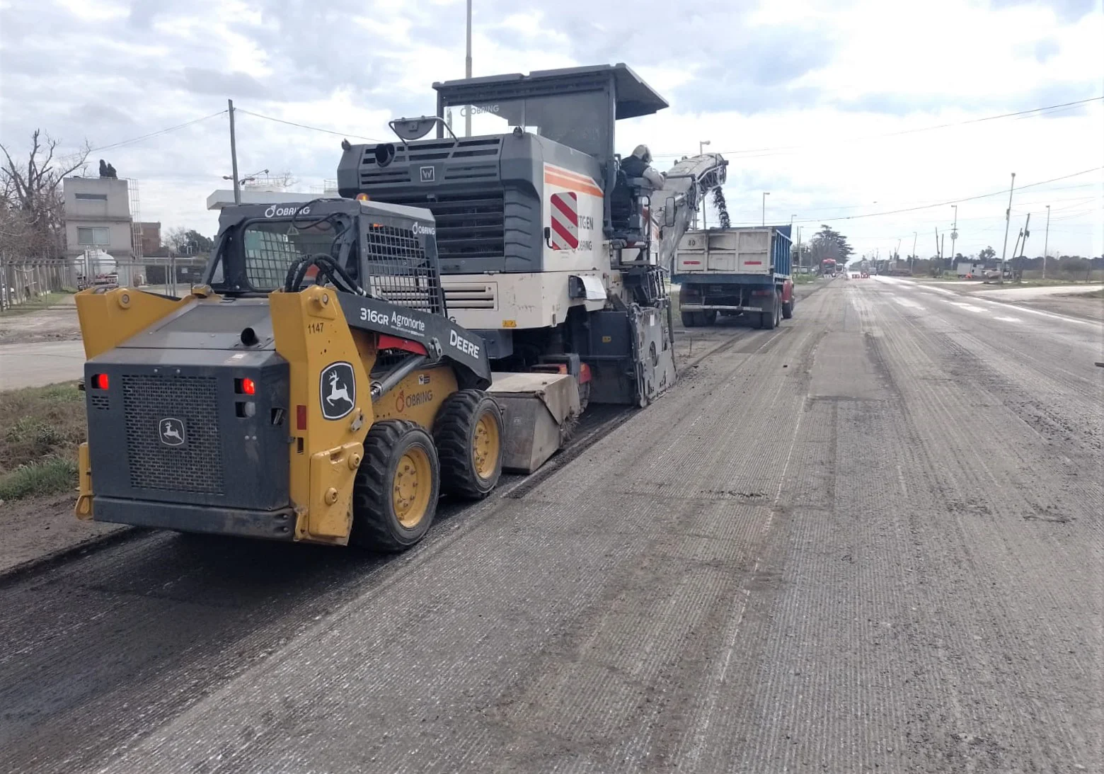 Cortan la Ruta 11 entre Puerto San Martín y San Lorenzo para avanzar con bacheo y recalce de banquinas