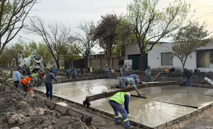 Avellaneda avanza con una nueva cuadra de pavimento en barrio Libertad