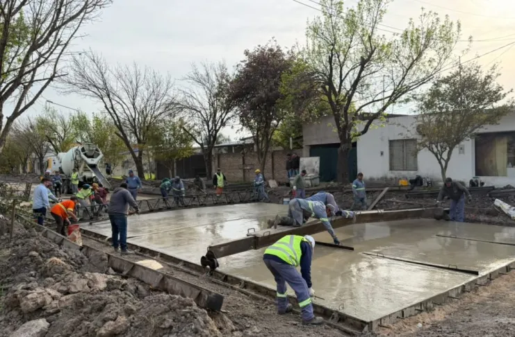 Avellaneda avanza con una nueva cuadra de pavimento en barrio Libertad