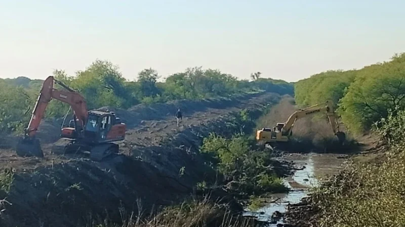 Provincia avanza con obras para mejorar escurrimiento del agua en Departamento Vera