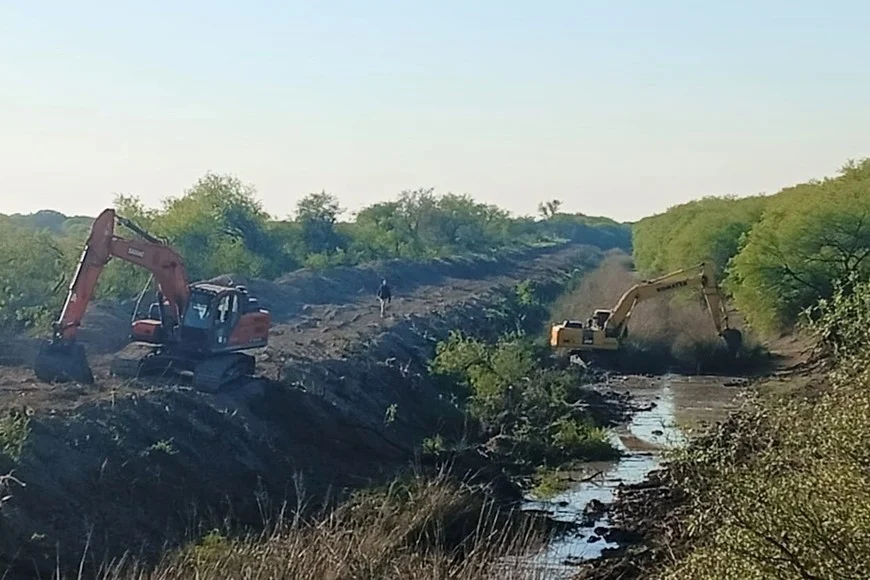 Provincia avanza con obras para mejorar escurrimiento del agua en Departamento Vera